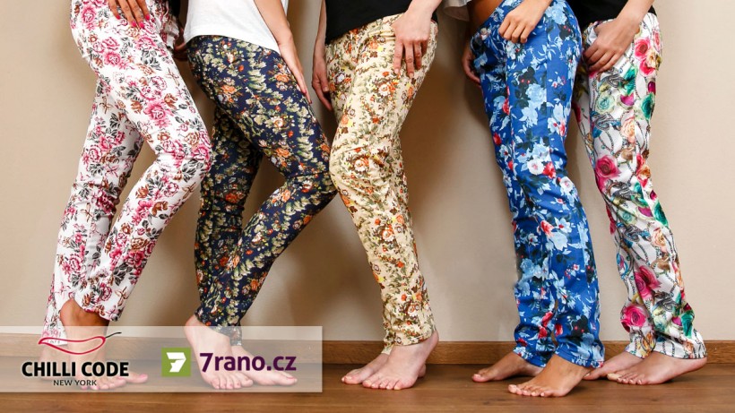 Barevné květované kalhoty – co k nim nosit a jak kombinovat?